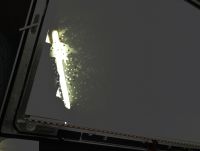 内部深くに浸み込んでしまった液体の跡。反射板の交換が必要になります。