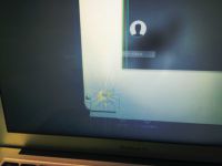 打撃痕の残った液晶割れ
