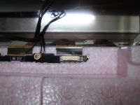 ケーブルが破損した液晶パネル