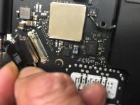 ショートして画面が映らなくなったMacBookAirの修理